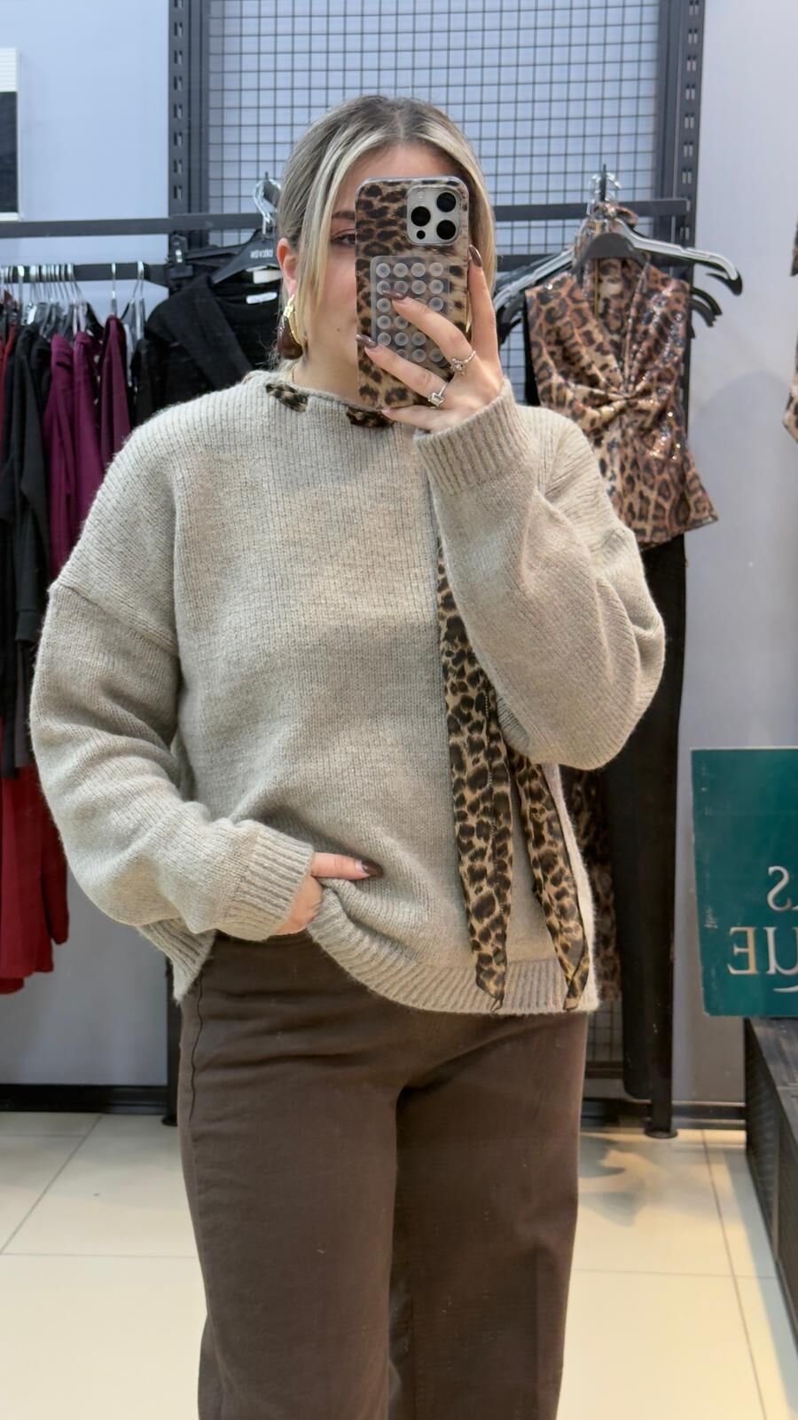 Kendinden Leopar Fular Detaylı Kazak-Sütlü Kahve