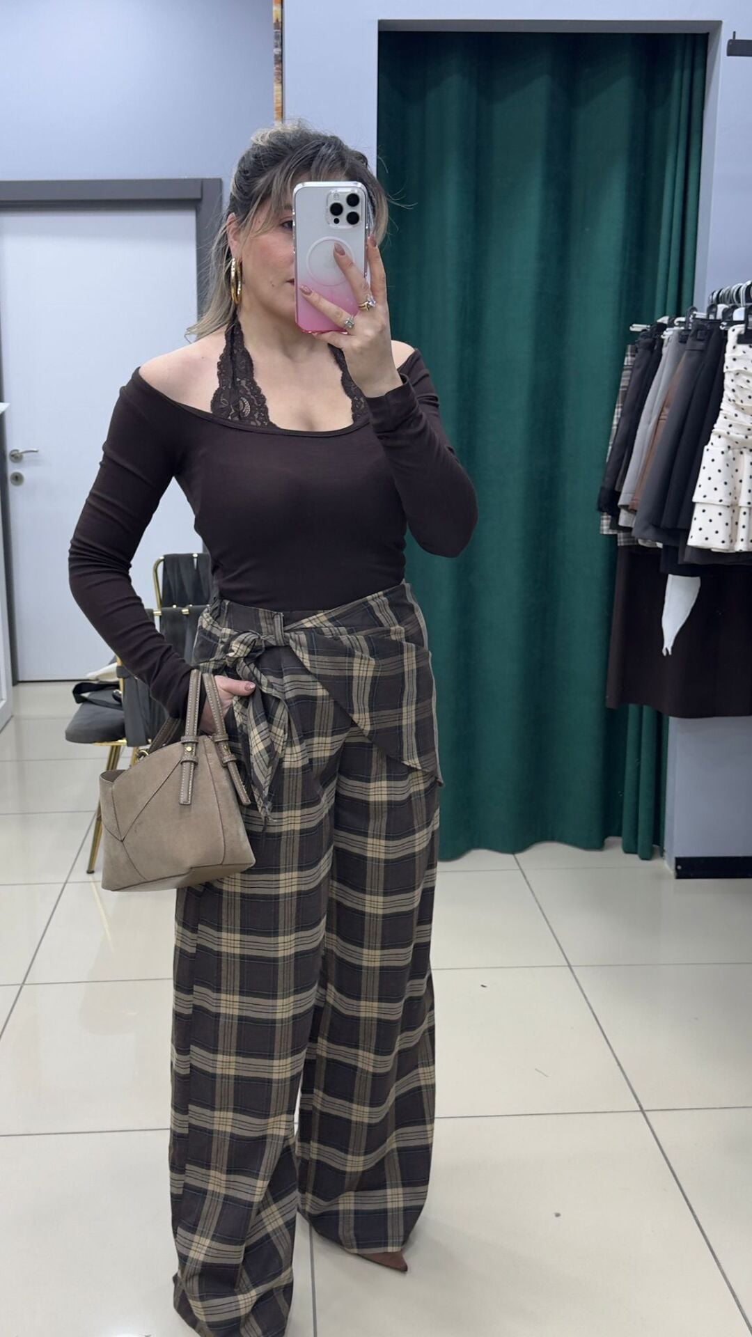 Kayık Yaka Dantel Detaylı Bluz-KAHVE