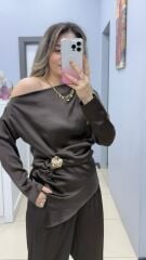 Toka Detaylı  Kayık Yaka Saten bluz
