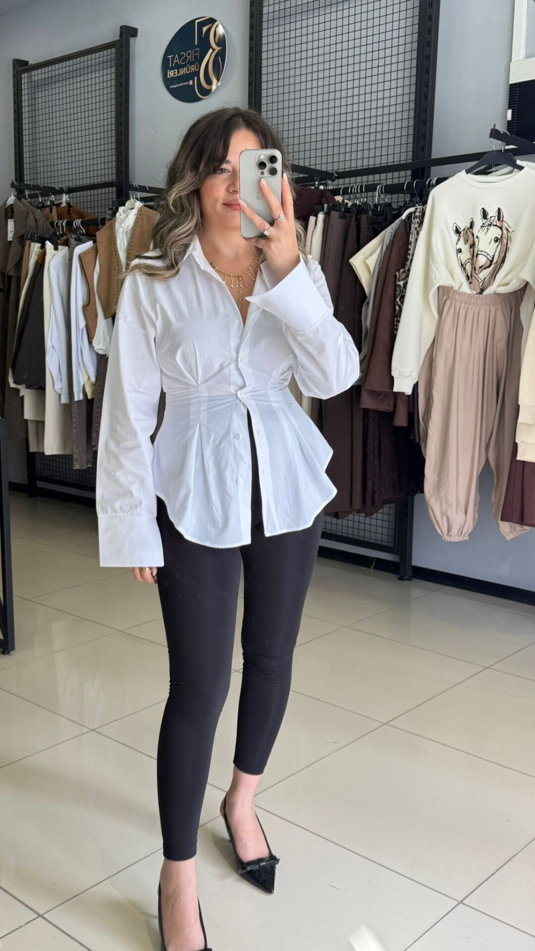 Beyaz Belden Oturtmalı Poplin Gömlek