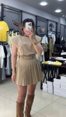 Vatkalı Çift Kemer Detaylı Pileli Elbise